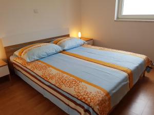 un letto con due cuscini sopra in una stanza di Apartment Onbria Mar a Medulin