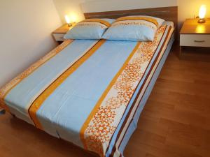 Ce lit se trouve dans un dortoir doté de 2 lampes. dans l'établissement Apartment Onbria Mar, à Medulin