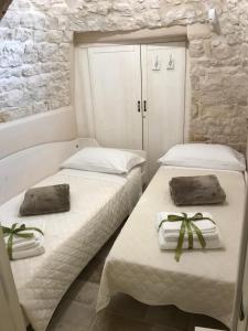 A bed or beds in a room at Suite Curcuma