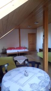 Zimmer mit 2 Betten, einem Tisch und Stühlen in der Unterkunft Apartmány nad Otavou in Zvíkovské Podhradí