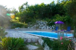 Bazén v ubytování Abeona Mediterranean Villa nebo v jeho okolí