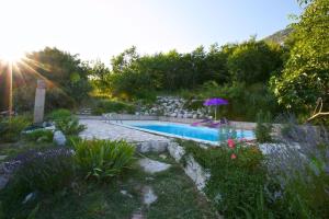 Bazén v ubytování Abeona Mediterranean Villa nebo v jeho okolí