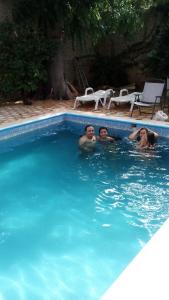 um grupo de pessoas a nadar numa piscina em Yucatan Vista Inn em Mérida