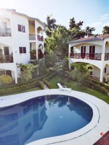 uma piscina em frente a um edifício em Apartamento en Las Terrenas em Las Terrenas