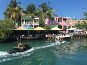 Due persone stanno viaggiando su una moto d'acqua in acqua di Mamacitas Guest House a Culebra