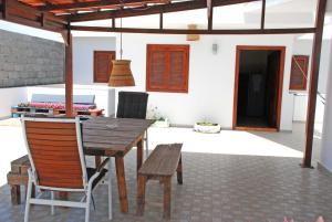 un patio con mesa de madera y sillas en Self-catering Apartment w/ Terrace, en Tarrafal
