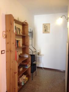 una habitación con una estantería llena de libros en Casa Bondone en Villanuova sul clisi