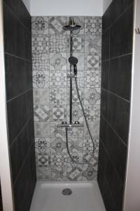 La salle de bains est pourvue d'une douche et d'une baignoire. dans l'établissement Cassis et ses merveilleuses Calanques, à Cassis