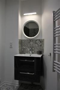 uma casa de banho com um lavatório e um espelho em Cassis et ses merveilleuses Calanques em Cassis