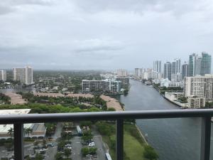 Blick auf einen Fluss in einer Stadt mit Gebäuden in der Unterkunft Beach Walk Resort De Lux Apartment in Hallandale Beach