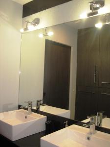 baño con 2 lavabos y espejo grande en Apartment Alegria, en Varna