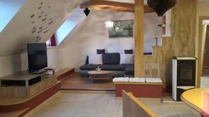 Una televisión o centro de entretenimiento en Drei Mäderl - Haus