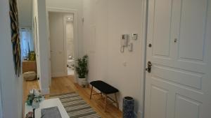 korytarz z białymi drzwiami i krzesłem w obiekcie Tauro 195 near El Corte Ingles w Lizbonie