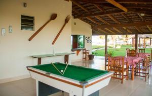 una mesa de billar en medio de una habitación en João Praia Hotel, en Maraú