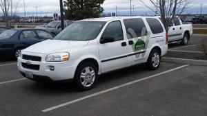 una furgoneta blanca estacionada en un estacionamiento en Wingate by Wyndham Spokane Airport, en Spokane