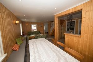 uma sala de jantar com uma mesa e uma sala de estar em Gamla Rif em Snæfellsbær