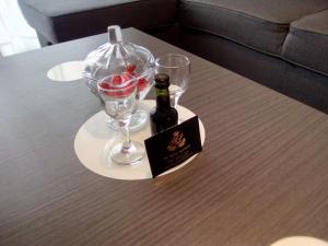 eine Flasche Wein und zwei Gläser auf dem Tisch in der Unterkunft ML Apartments Almirante in Porto