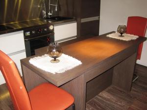 una cocina con una mesa con una copa de vino. en Apartment Alegria, en Varna