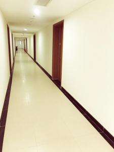 un couloir vide avec un long sol blanc dans l'établissement SHP Plaza 12 Lach Tray Hai Phong, à Hai Phong