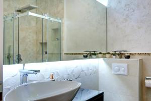 Bilik mandi di Luxury apartment CRYSTAL +51 gambar