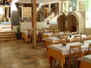 プラヤ・デ・ラス・アメリカスにある1107 SEA VIEW PLAYA Las AMERICAS and SWIMMING POOLのレストラン内のダイニングルーム(テーブル、椅子付)
