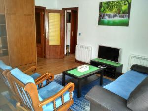 sala de estar con sofá y mesa en Vivienda uso turistico con WiFi, en Villarcayo