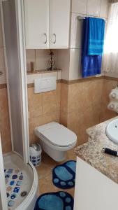 Un baño pequeño con inodoro y lavabo. en La casita de Mercedes, en Puerto de la Cruz