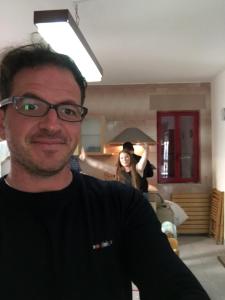 カステル・ヴォルトゥルノにあるVilletta Rossiの眼鏡をかけた男性が女性と一緒に部屋に立っている