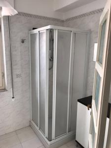 een douche met een glazen deur in de badkamer bij Romantica Bocca di Magra in Bocca di Magra