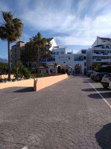 サン・ルイス・デ・サビニリャスにあるDuquesa Suites. Manilvaの一部の建物の前の駐車場