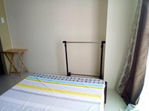 - une chambre avec un lit doté d'un matelas rayé dans l'établissement Sweethearts place 1 at wind residences, à Tagaytay