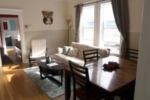 uma sala de estar com uma mesa e um sofá em Sauerdough Lodging em Seward