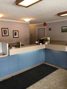una oficina con una encimera azul y blanca en Capri Motor Inn, en Smithers