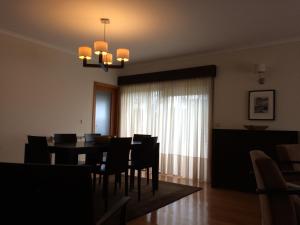 - une salle à manger avec une table et des chaises dans l'établissement Casa Ofir, à Esposende