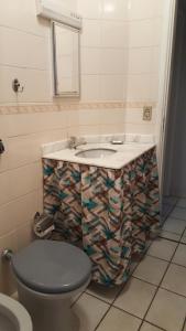 une salle de bain avec un lavabo et des toilettes dans l'établissement APTO UBATUBA Maranduba 80 mt praia, à Ubatuba 19 autres photos