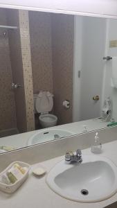 Ett badrum på Pinawa Motel