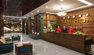 two people standing at a bar in a restaurant at Kim Hoa Resort in Phu Quoc +56 photos