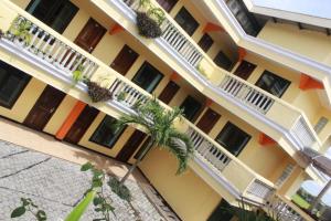 Budova, kde se hotel nachází + 10 fotografií