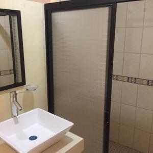 a bathroom with a sink and a shower at Hotel CaféNaranja Xilitla in Xilitla