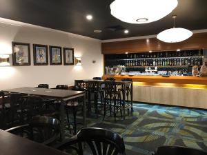 Loungen eller baren på Cascades Motor Inn