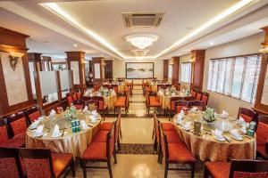 a banquet hall with tables and chairs in a restaurant at Muong Thanh Vinh Hotel in Vinh