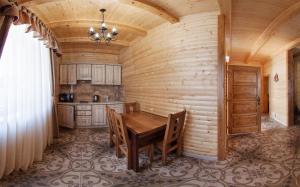 - une cuisine avec une table en bois dans une chambre dans l'établissement Solnce Karpat, à Polyana