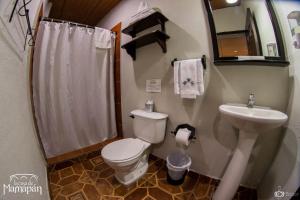 A bathroom at La Casa de Mamapán Hotel Colonial Ahuachapan