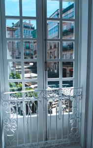 ein offenes Fenster mit Stadtblick in der Unterkunft Plaza Mayor Apartment in Ourense