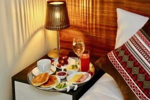 ein Tablett mit Frühstückszutaten auf einem Bett mit einer Lampe in der Unterkunft Yakana Hotel in San Pedro de Atacama