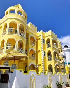 żółty budynek z parasolką przed nim w obiekcie Dream Ocean View B&B w mieście Magong