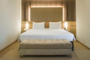 Säng eller sängar i ett rum på Grand G7 Hotel Kemayoran