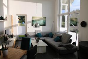 una sala de estar con un sofá y una mesa en Villa Ankerplatz, en Trent