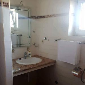 W łazience znajduje się umywalka i lustro. w obiekcie Apartments Lena w mieście Sutomišćica