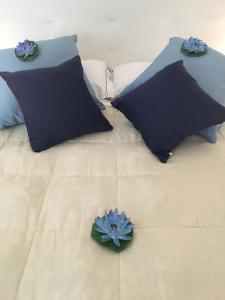1 cama con 2 almohadas y 2 azules en vernazza vacation 3, en Vernazza